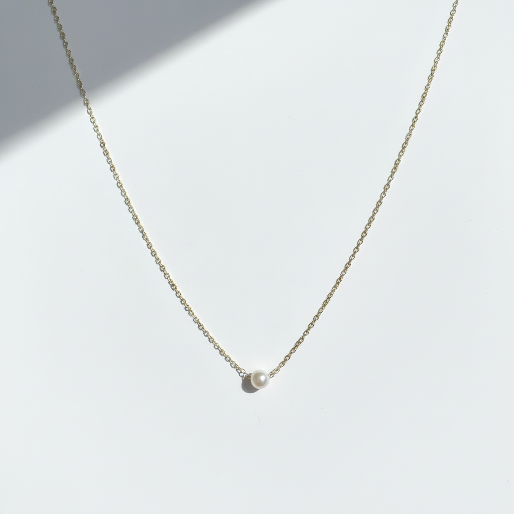 Collier étoiles sur fond blanc