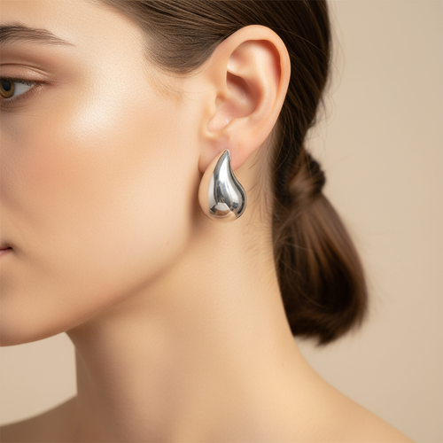 Boucles argentées portées