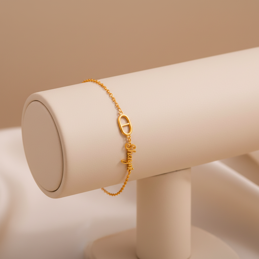 Bracelet personnalisé MINE sur porte-bijoux crème